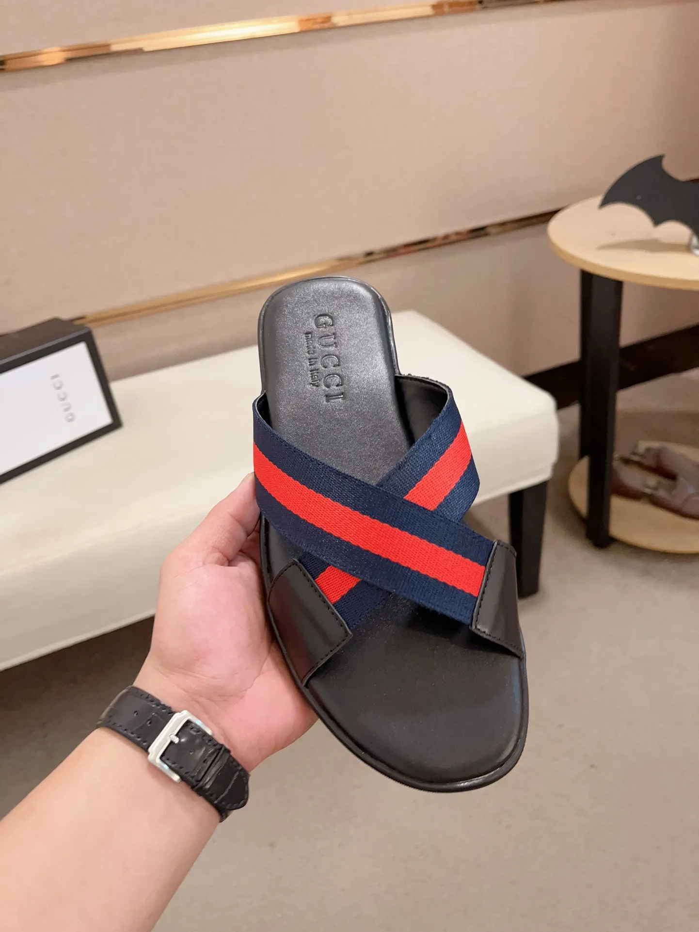 Men's shoes 💰: 240💰 [gucci Gucci slippers] High-end men's shoes brand official website 1:1 latest masterpiece: original mold customization, the fabric is made of imported original materials, upgraded outsole, lighter and non-slip. The market's top quality, simple yet tasteful, a must-have for fashionistas, fashionable at your feet, full of confidence, the same style at the counter 👍The season of summer slippers is here. Code: 38-45